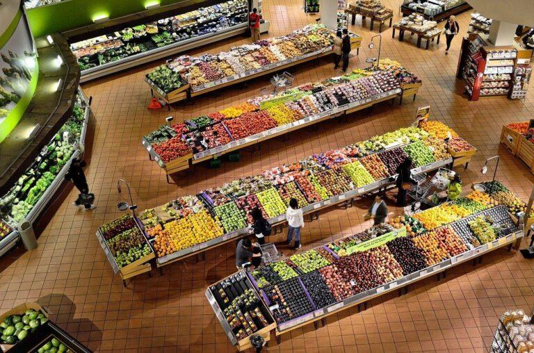 Zakupy spożywcze w supermarkecie w pandemii